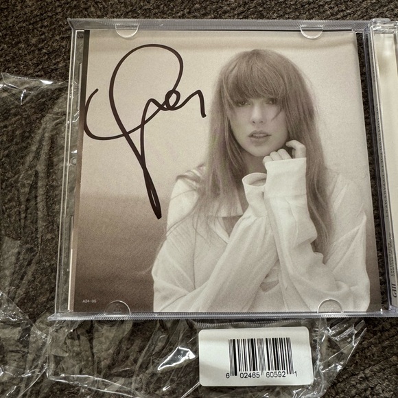 Taylor Swift Signed CD The Tortured Poets Department The Manuscript IN HAND - Picture 1 of 2